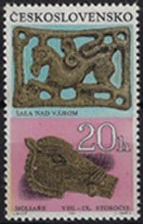 eine metallene Zierplatte mit Reiterfigur aus Šaľa nad Váhom. Ein pferdekopf- oder tierförmiger Metallbeschlag aus Holiare (8.–9. Jahrhundert / VIII.–IX. – 20 H